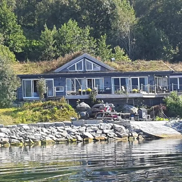 Småstranda Fjord Lodge, hotel in Åheim