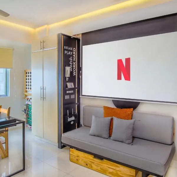 Relaxing Apt Bgc Business Ready with 84inch Cinema, hotel in Manila
