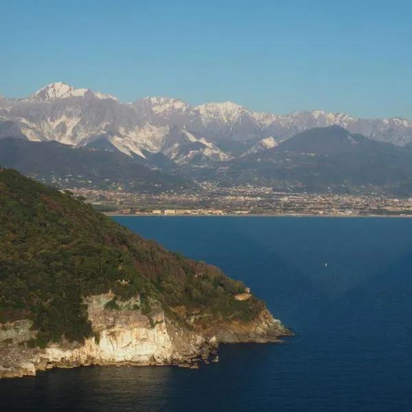House with Pool, jacuzzi,garden and BBQ next seaside, hotel i Sarzana