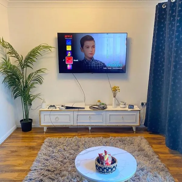 Home Away From Home! Lovely House Near M1, hotel in Nottingham