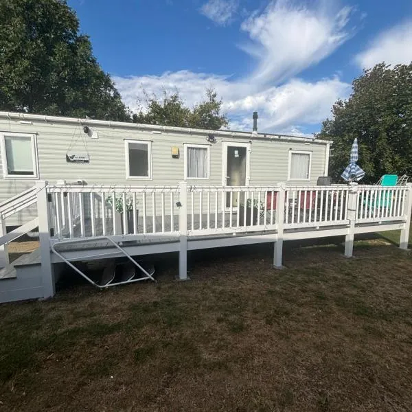 Singh&Leite Family caravan for 10 people with 2toilets and lovely Decking, hotel in Jaywick Sands