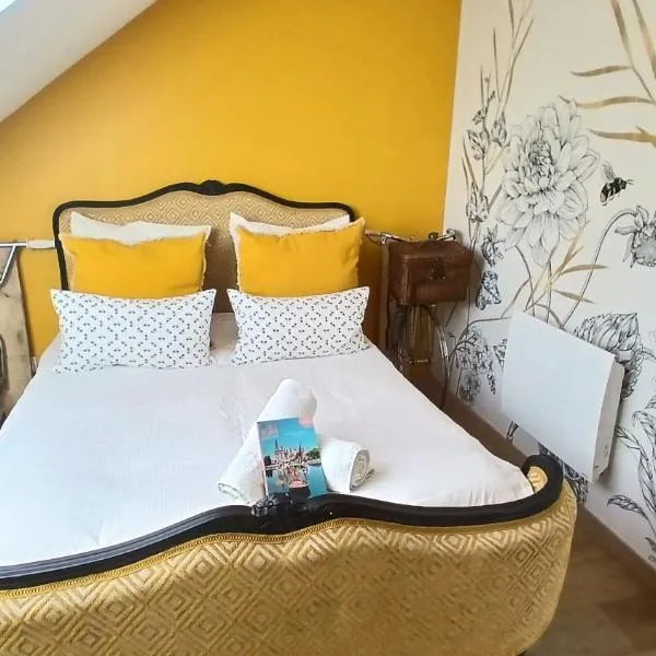 Chambre calme avec vue sur le jardin, idéale pour une pause nature proche du centre de Chartres, hotel u gradu 'Chartres'