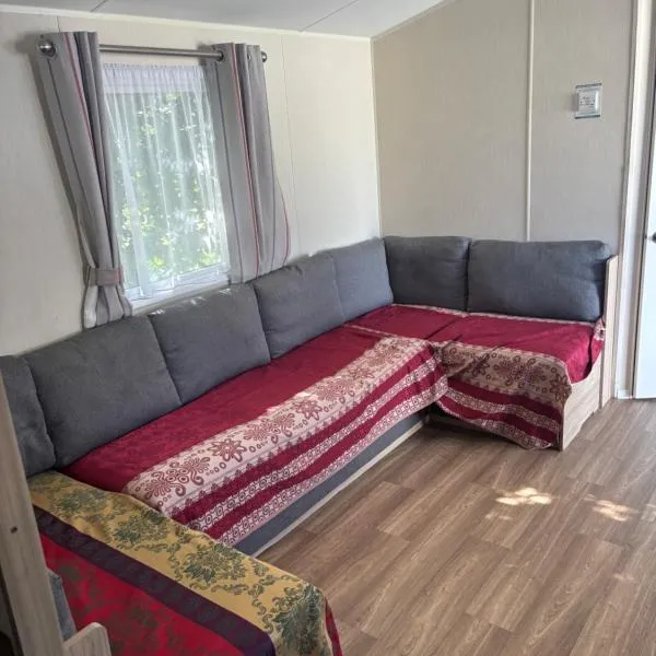 Singh&Leite Family caravan for 10 people with 2toilets and lovely Decking, hotel in Jaywick Sands