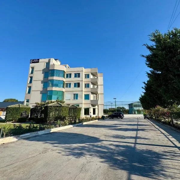 Aerostay Hotel، فندق في Rinas