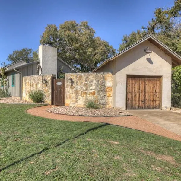 406 Lodge-A: Hot-Tub & 2 Blks to Main St, hotel in Fredericksburg