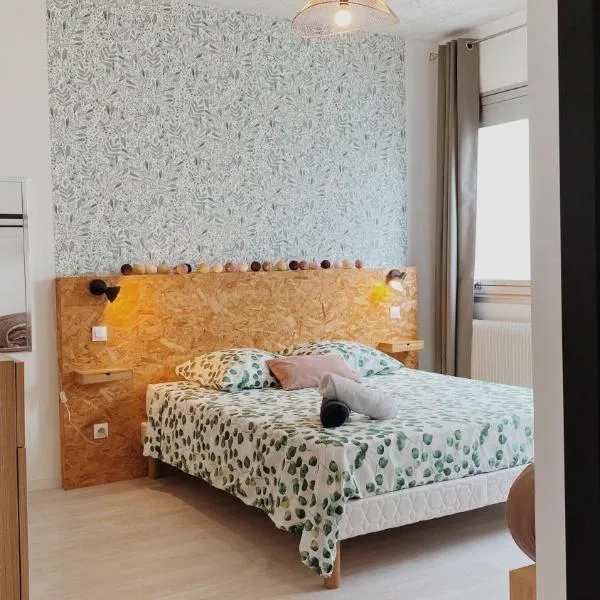 La maison d'Angélique - Colocation hôtelière à 150m Gare TGV- Grande cuisine équipée & salon - Fibre - Netflix, hotel in Niort