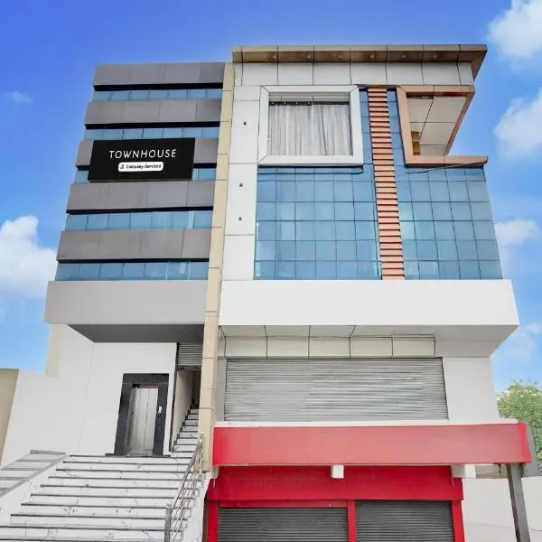 Super Townhouse Narholi Bridge Mathura, хотел в Матура