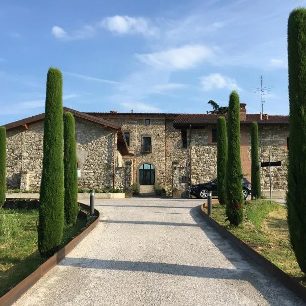 Podere Castel Merlo Resort, hotel Villongo SantʼAlessandróban
