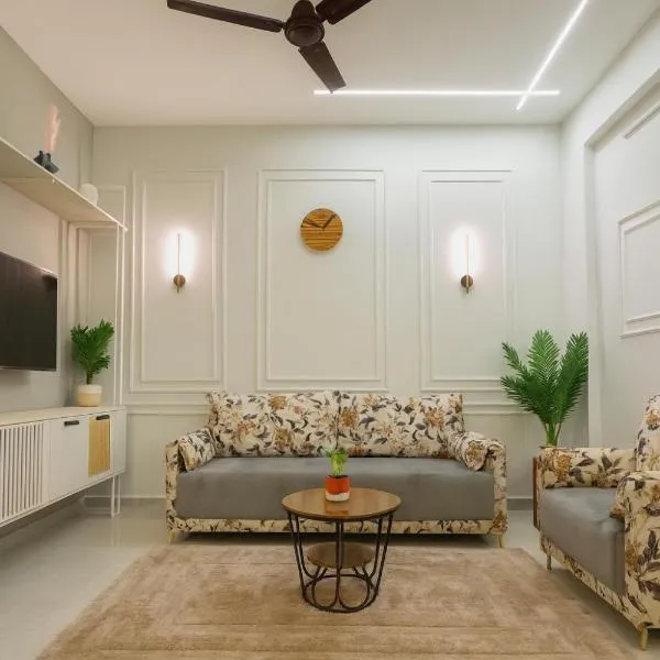 Home Escape Luxury Skyview 2BHK Near RamadÀ iNDORE, hotel en Indore
