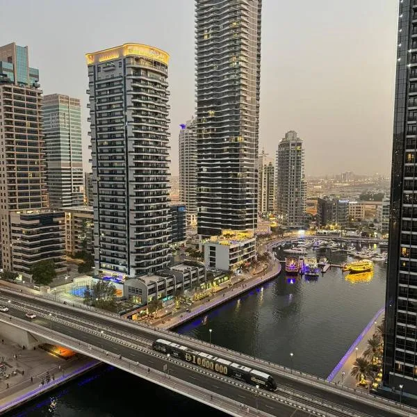 LYO guest house Dubai marina BEDSPACE, khách sạn ở Dubai