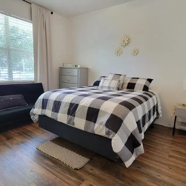 Spacious 2BR 2BA Suite - Walk to Mall & Hospitals, hotel in Gainesville