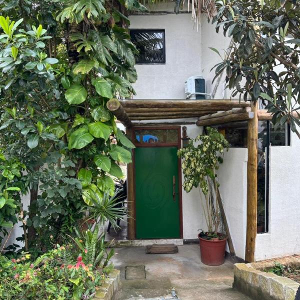 Quarto com banho privado e lavanderia