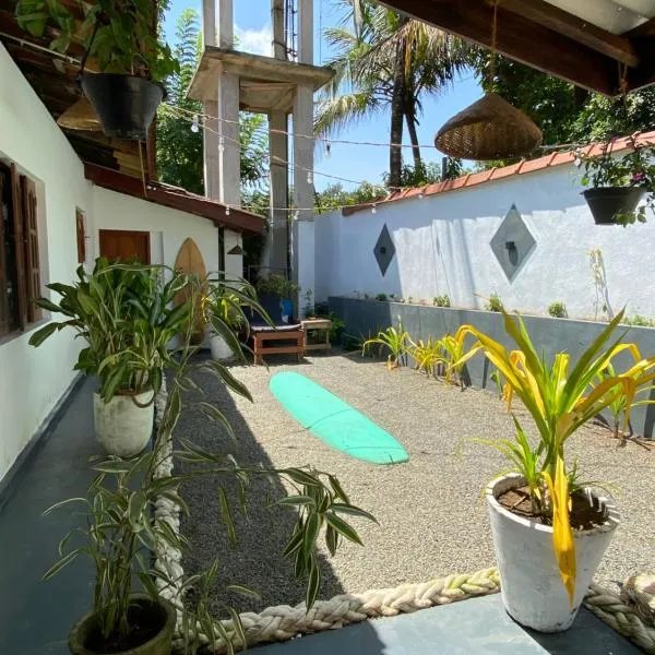 Zyon Bay Hostel Hiriketiya - Surf, Sun & Smile，位于平谷的酒店