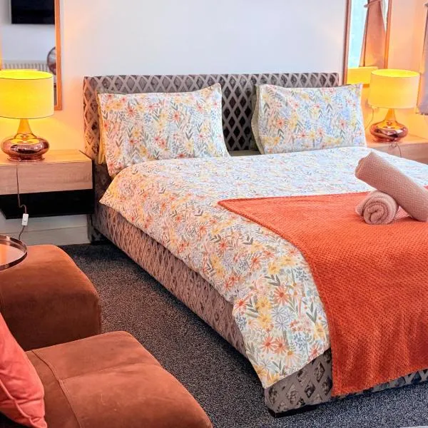 Luton Lodge - Newly Refurbished, Ideal for Short Stay , 5 mints To Luton Airport , Train Station, Town Centre , Free off street Parking, hotel in Luton