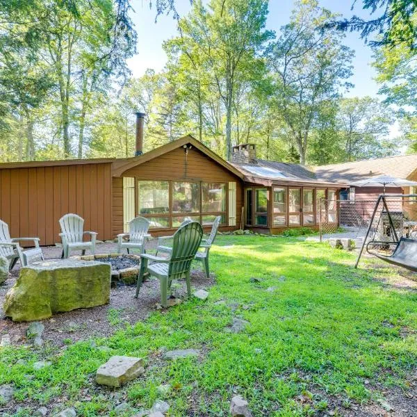 Walk to Lake Harmony Home with Hot Tub and Fire Pit, hotel in Lake Harmony