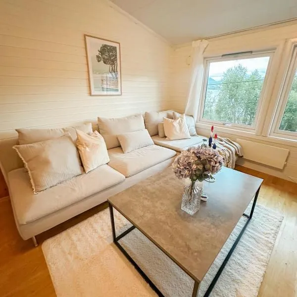 Håkøya Apartment, adskilt leilighet i hus, egen inngang, hotel in Tromsø