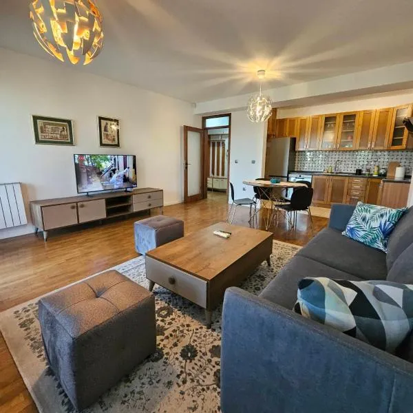 Lovely square apartment Purple Velvet 43 Macedonia Stree, ξενοδοχείο στα Σκόπια