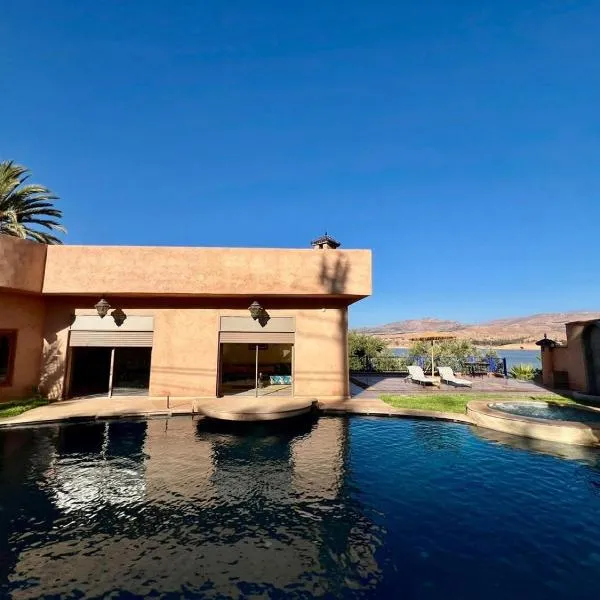 Dar NFis Suites et chambres de luxe dans un havre de paix vue paradisiaque au bord du lac，位于拉拉塔可库斯特的酒店