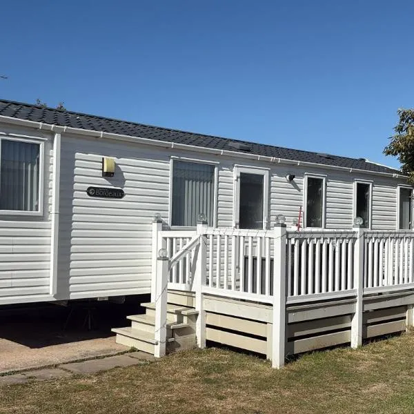 Lyons Robin Hood - 3 Bedroom Static Caravan, hotel in Rhyl