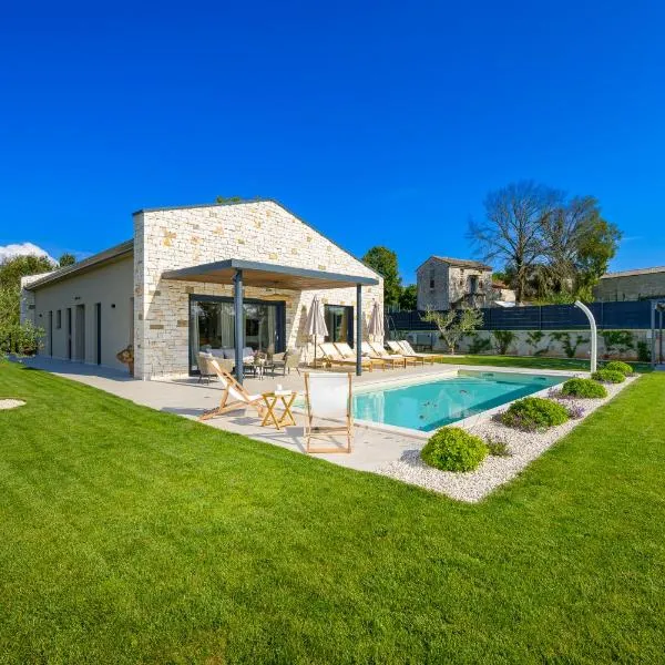Casa Fiore Viola for 8 people with heated pool, hotel in Stifanići