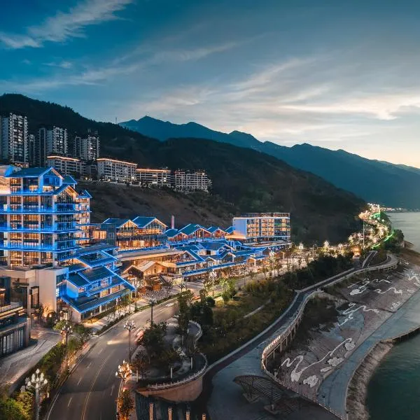 HUALUXE Hotels and Resorts Chongqing Wushan by IHG، فندق في Wushan