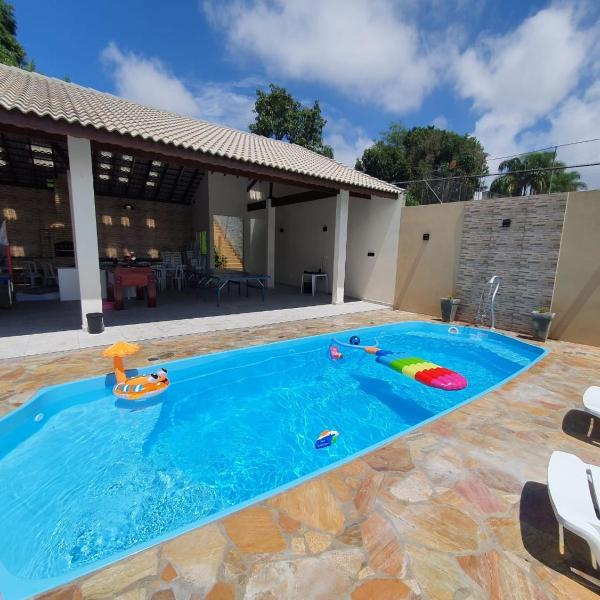 Casa com piscina e churrasqueira