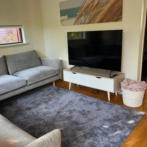 2 bed self-contained Beach Shack, hotel v destinaci Preston Beach