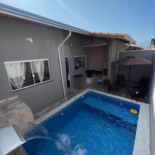 Casa de praia com piscina, churrasqueira, com 2 vagas de garagem, hotel in Mongaguá