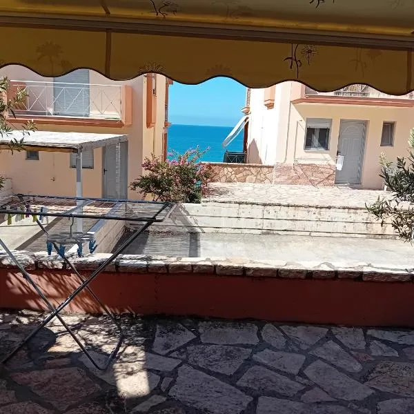 Poly's house, hotel in Loutsa