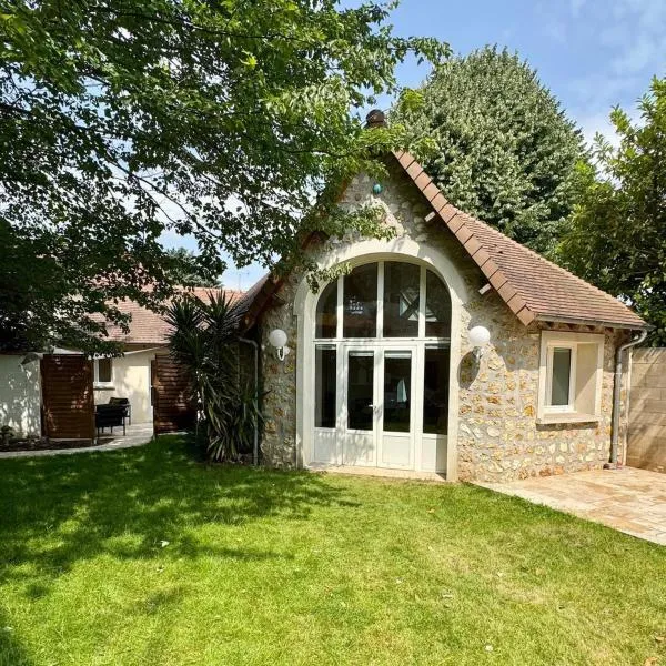 Le Chalet du Parc - Maison de charme Proche Paris, hotel in Saint-Gratien