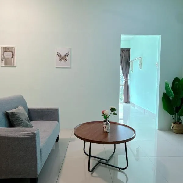 Beautiful Lake Front Homes at Mount Austin, JB #20, hotel in Johor Bahru