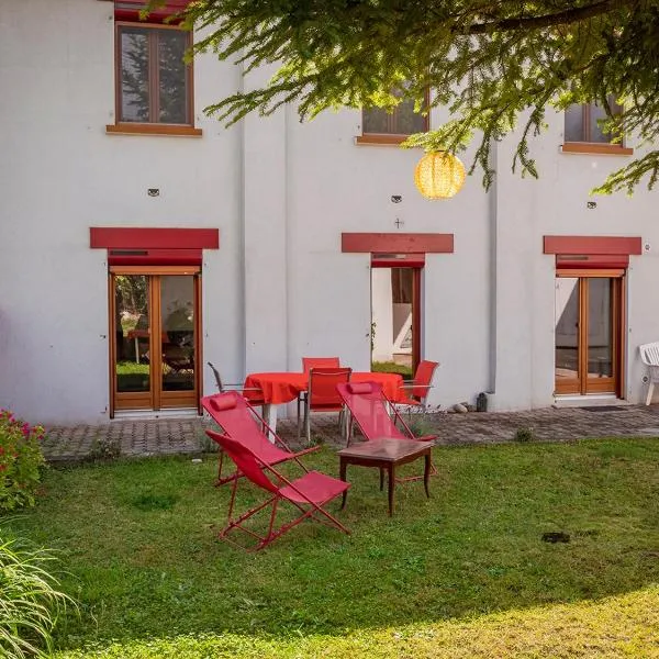House with garden and parking 1 min from Grenoble, hotel din Fontaine