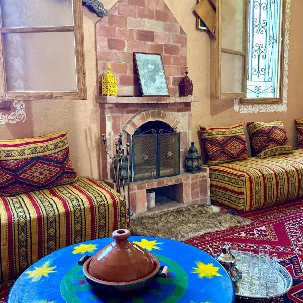 Villa Mouloud, Authentic Amazigh Family Villa, Fireplace & Garden, hotel en Jenifra