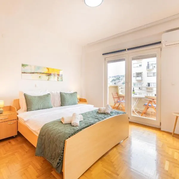 2Bed 2Bath Lake View Balcony Parking Family APT, hotel in Ohrid