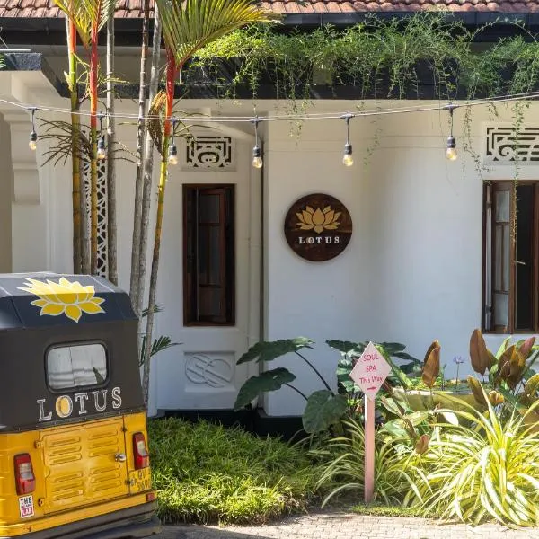 Lotus Surf And Wellness, hotel v destinaci Ahangama