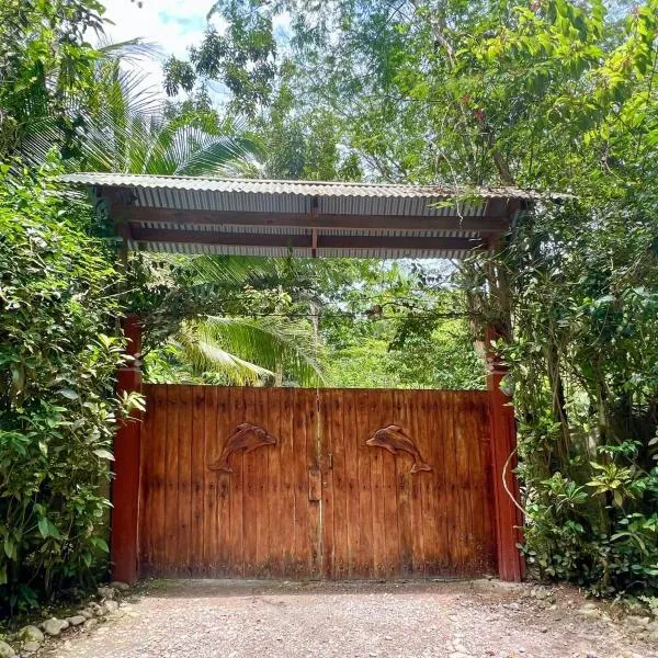 Los Delfines Lodge, hotel in Puerto Viejo