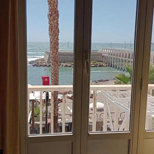 Suite beachfront near the station and Port, 5 beds, hotel in Civitavecchia