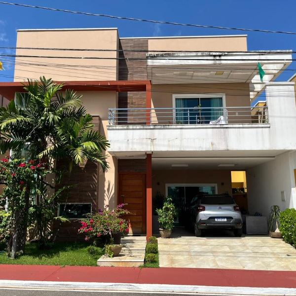 Espaçosa casa em condomínio