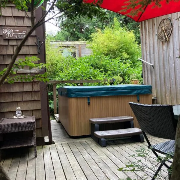 Forest Sweet Retreat Hot Tub & Wood Fired Sauna, hotel in Ucluelet