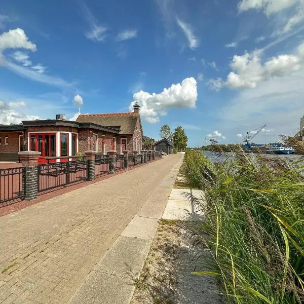 Holiday Home in Friesland near Canal & Lake，位于Schuilenburg的酒店