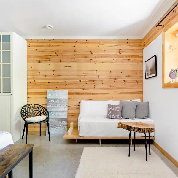 Hummingbird Room - Modern & Cozy with Bistro Area, hotel in Mansonville