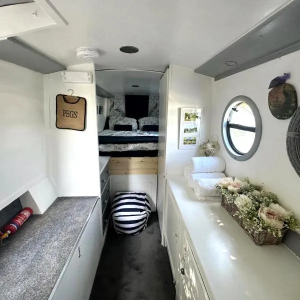 BrightOwl Waterside Narrowboat Cottage Experience, hotel in Thorpe