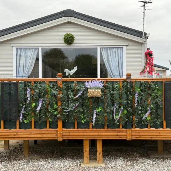 Andreas Riverside Retreat at 7 Lakes Country Park, hotel in Crowle