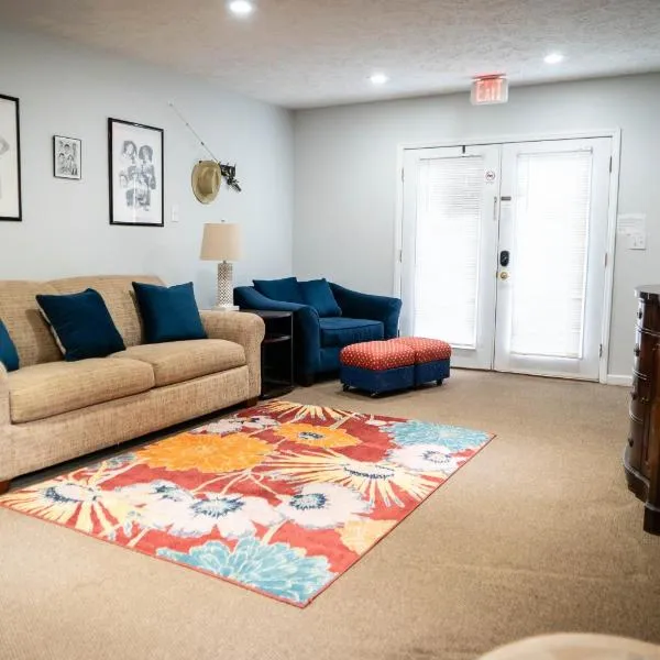 1-bedroom apartment, sleeps 4, in lovely Pilot Mountain-walk to Main st! Unit 2, ξενοδοχείο σε Pilot Mountain