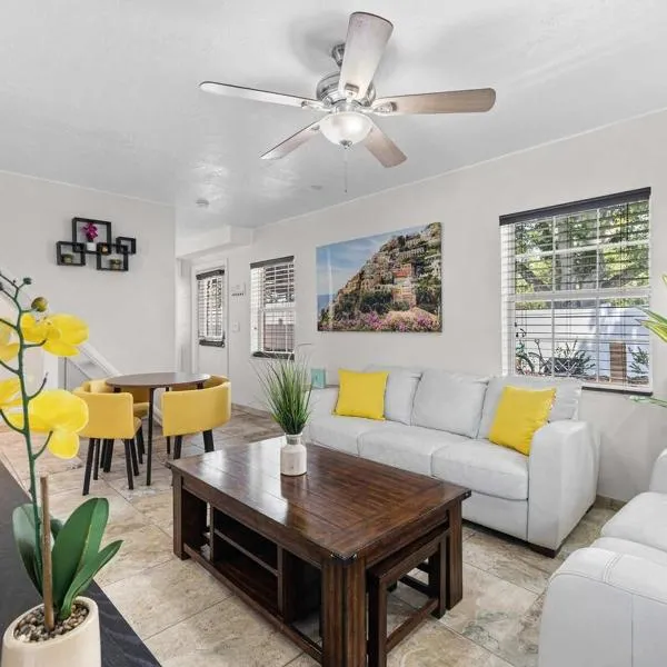 Cozy 2BR - Beach & Trail - Bikes, Fire Pit, hotell i St Petersburg