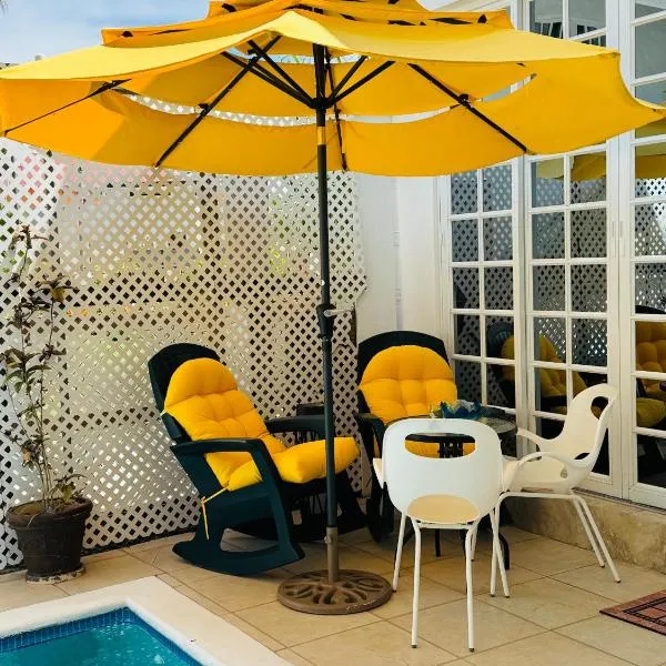 The PoolSide Pad- 5 mins from Airport & Beaches, מלון בBon Accord