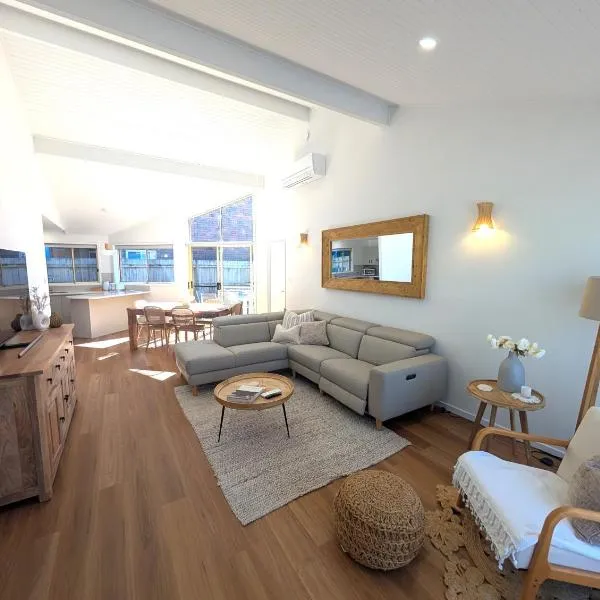 Villa Salina - 150m to One Mile Beach, hotel in Forster
