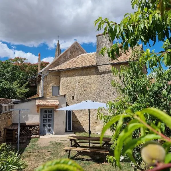 Charming, French village house, renovated in 2025, available tonight !, hôtel à Fyé
