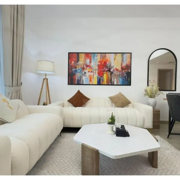 Yas Vista 2BR - Spacious Apartment with Pool & Balcony Near Yas Mall & Marina, hotel v destinaci Abu Dhabi