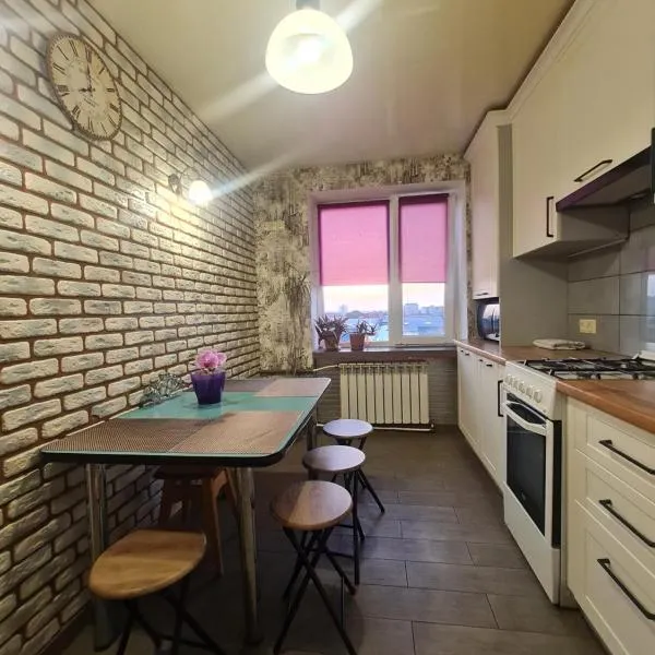 4 Кімнатні Апартаменти в Центрі, вул Незалежності, 5, hotel in Luts'k
